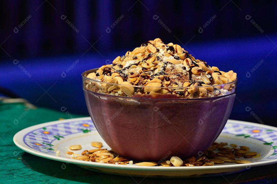 Creme De Açaí Com Granola E Amendoim Em Tigela De Vidro Imagem JPG
