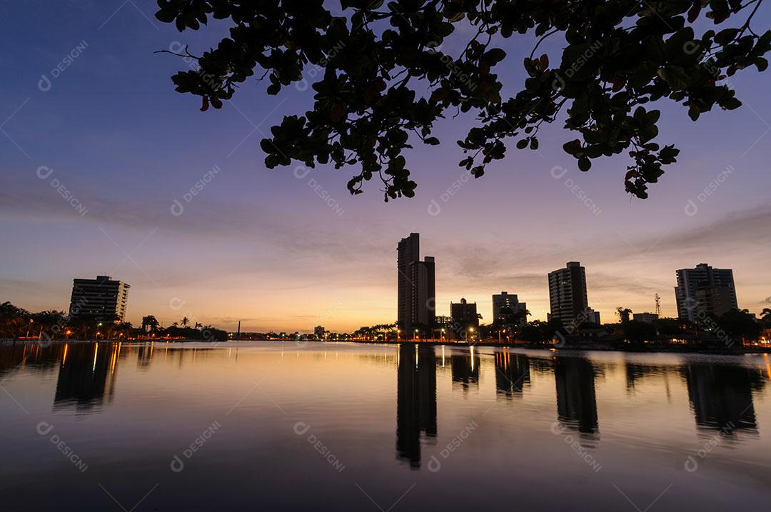 Vista Noturna Do Antigo Açude Com Edifícios No Centro Da Cidade Ao Fundo Imagem JPG