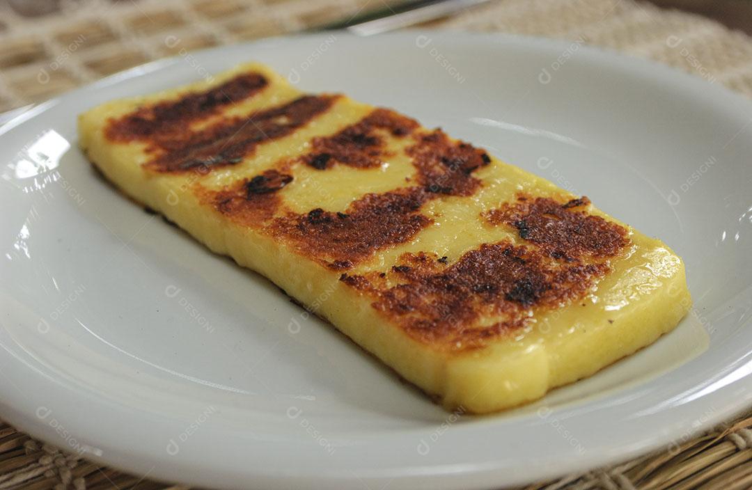 Fatia De Queijo De Coalho Assado Em Um Prato Branco 1 Imagem JPG
