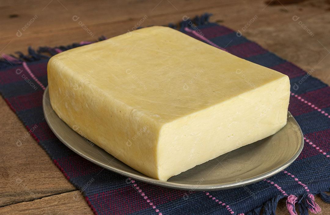 Queijo Em Prato De Metal 1 Imagem JPG