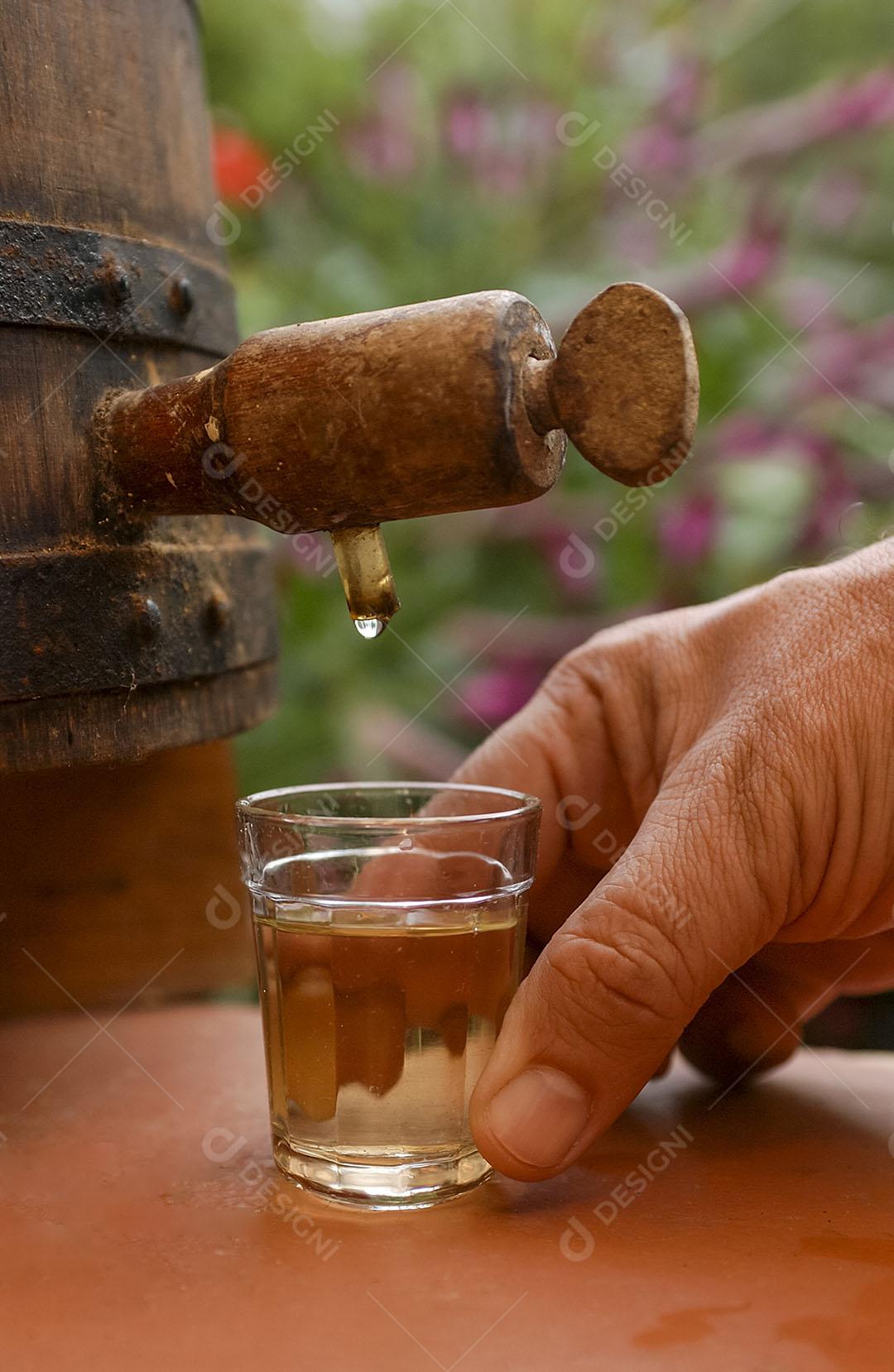 Licor De Cana De Açúcar Feito À Mão É Uma Bebida Alcoólica Forte Imagem JPG