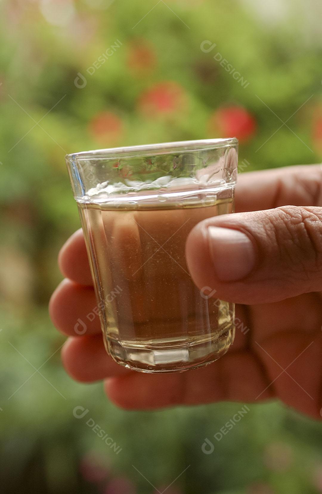 Licor De Cana De Açúcar Feito À Mão É Uma Bebida Alcoólica Forte 1 Imagem JPG