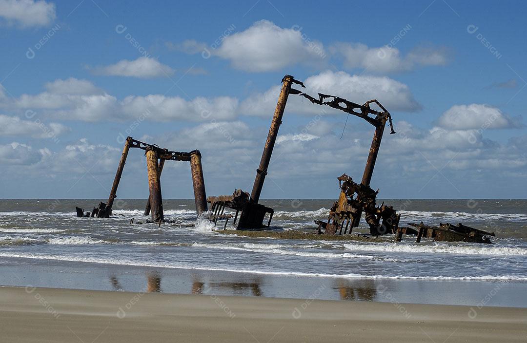 Barco Altair Encalhado Na Praia Do Cassino 2 Imagem JPG