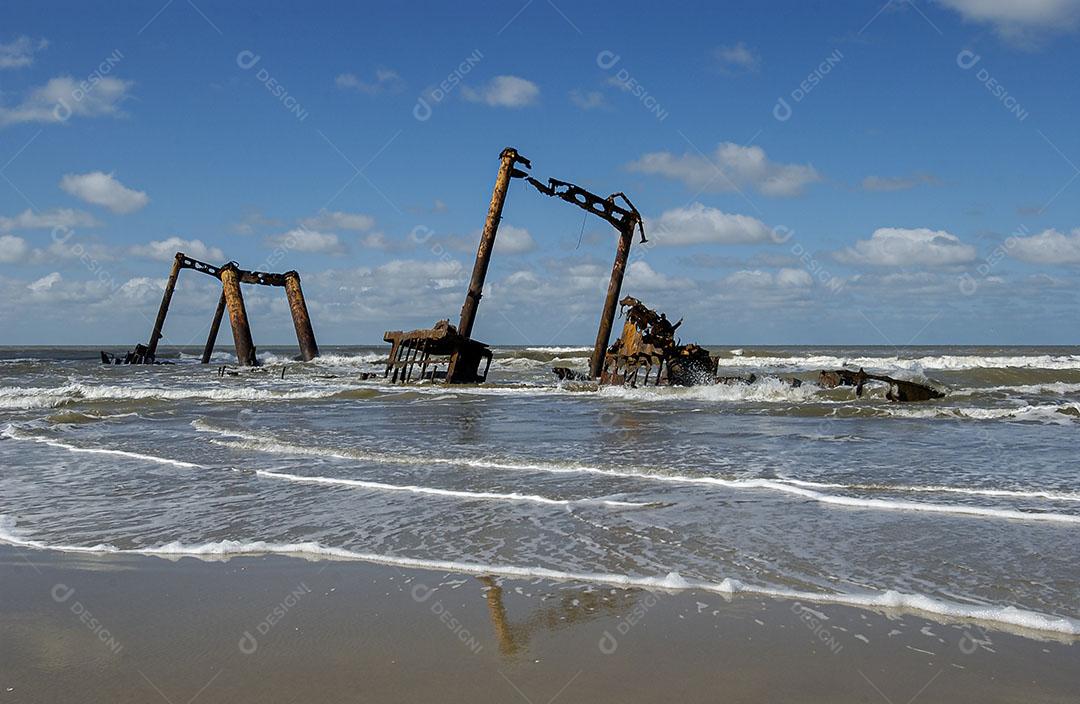 Barco Altair Encalhado Na Praia Do Cassino Imagem JPG