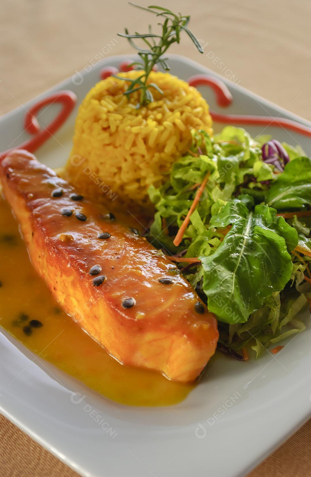 Salmão Com Molho De Maracujá Arroz E Salada Verde Em Prato Branco Imagem JPG