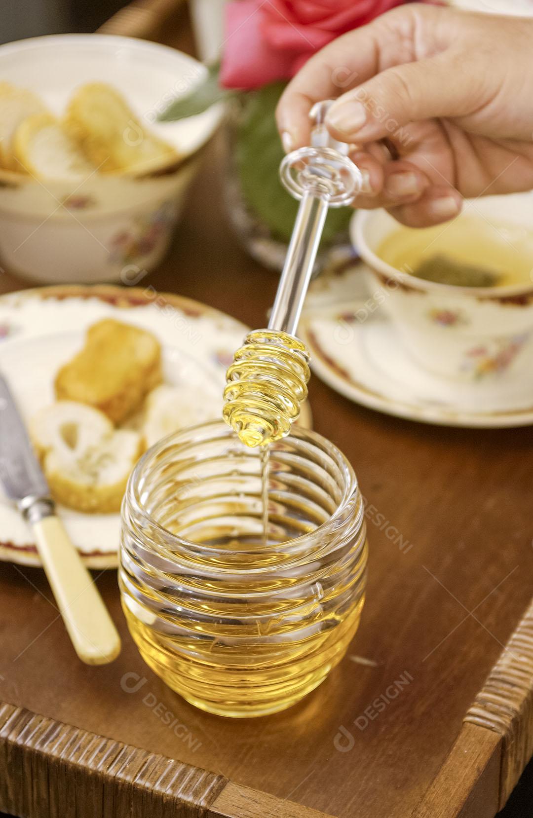 Mel De Abelha Em Recipiente De Vidro Colocando No Pão Torrado 4 Imagem JPG