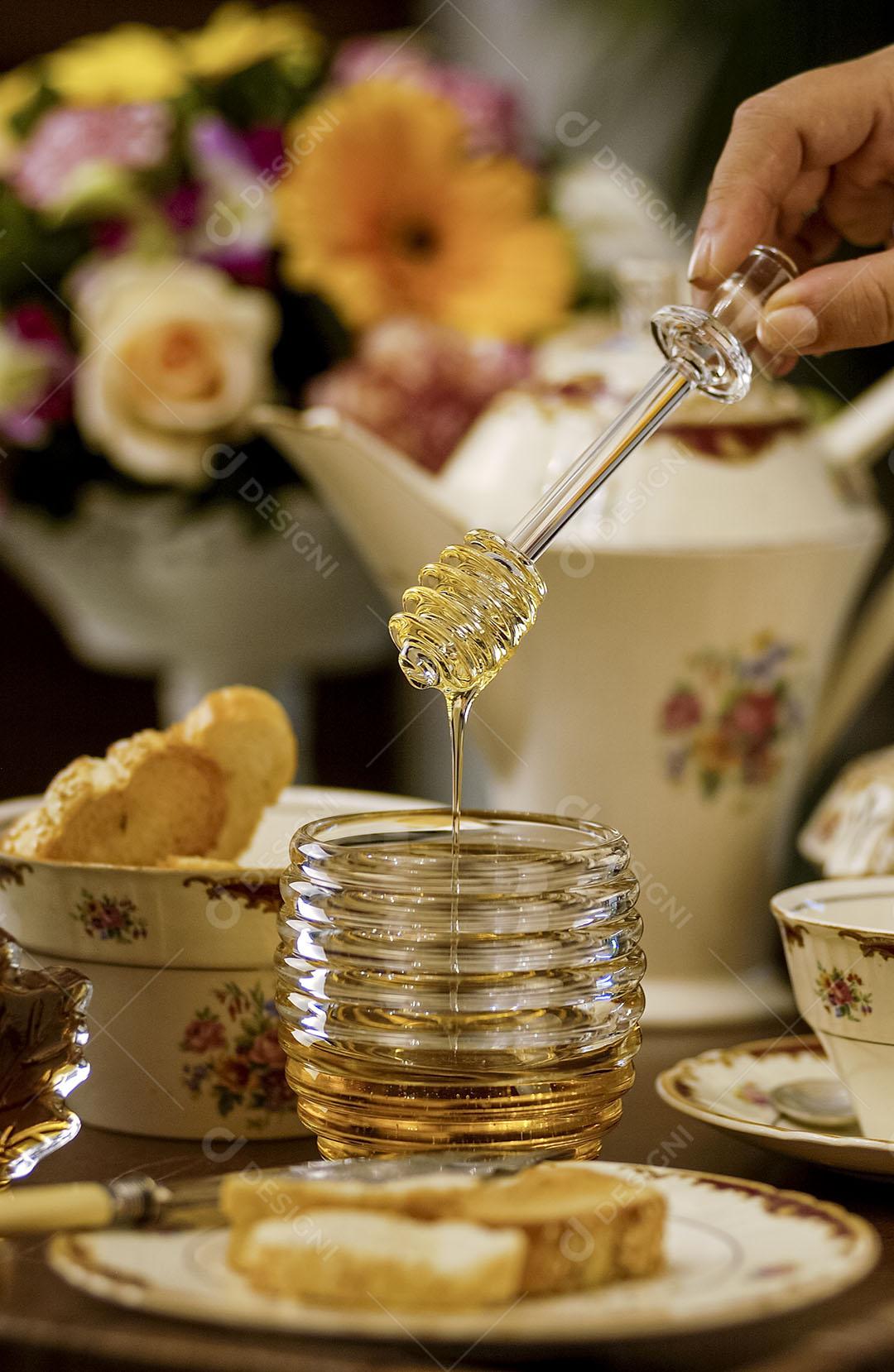 Mel De Abelha Em Recipiente De Vidro Colocando No Pão Torrado 5 Imagem JPG