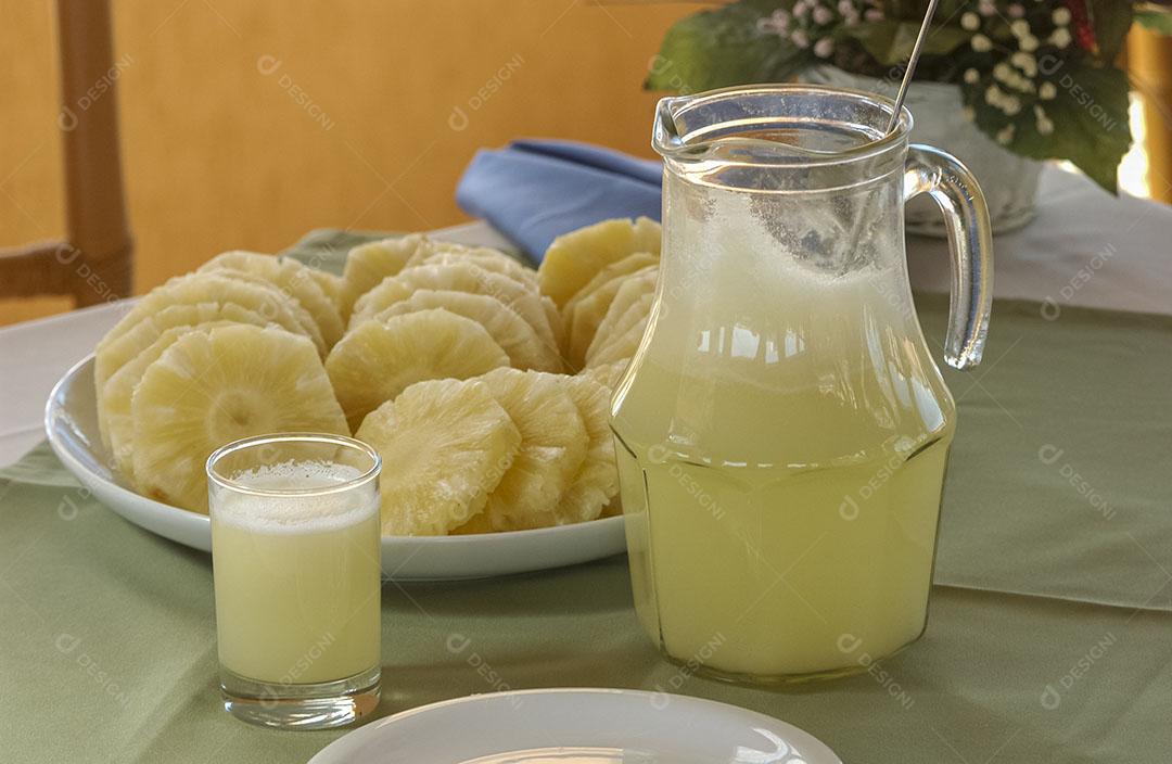 Abacaxi Sucos E Frutas Cortadas Na Mesa 2 Imagem JPG