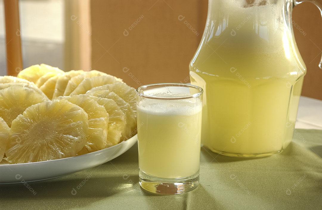 Abacaxi Conjunto De Sucos E Frutas Cortadas Na Mesa 4 Imagem JPG