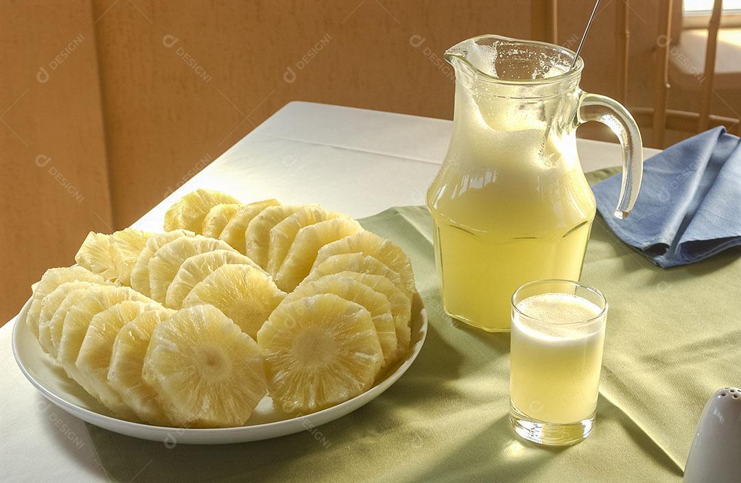 Abacaxi Conjunto De Sucos E Frutas Cortadas Na Mesa 1 Imagem JPG