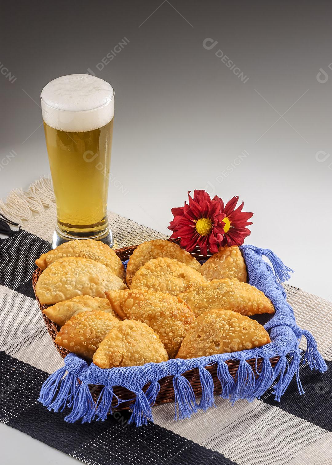 Chope E Pastel Fritos Em Cesta Imagem JPG