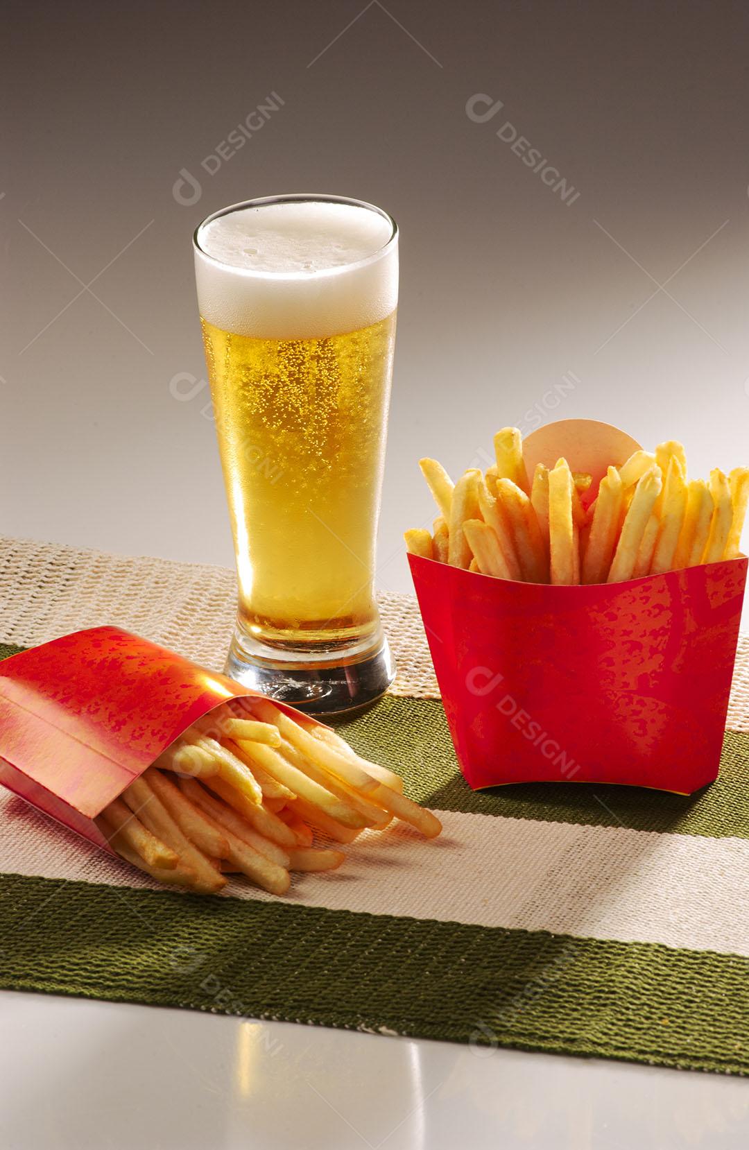 Batatas Fritas E Chope Sobre Um Tapete Verde Imagem JPG
