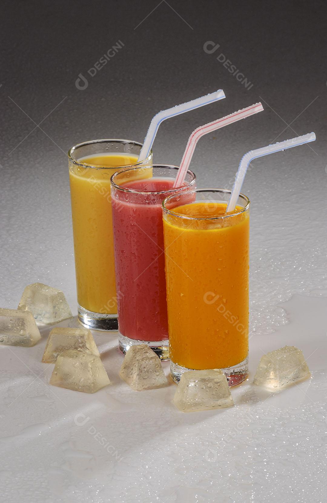 Três Copos De Suco De Fruta Com Canudos Plástico 11 Imagem JPG