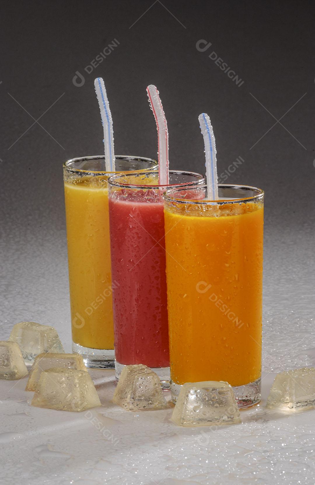 Três Copos De Suco De Fruta Com Canudos Plástico 8 Imagem JPG