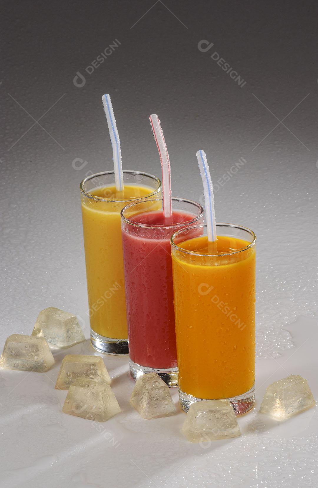 Três Copos De Suco De Fruta Com Canudos Plástico 7 Imagem JPG