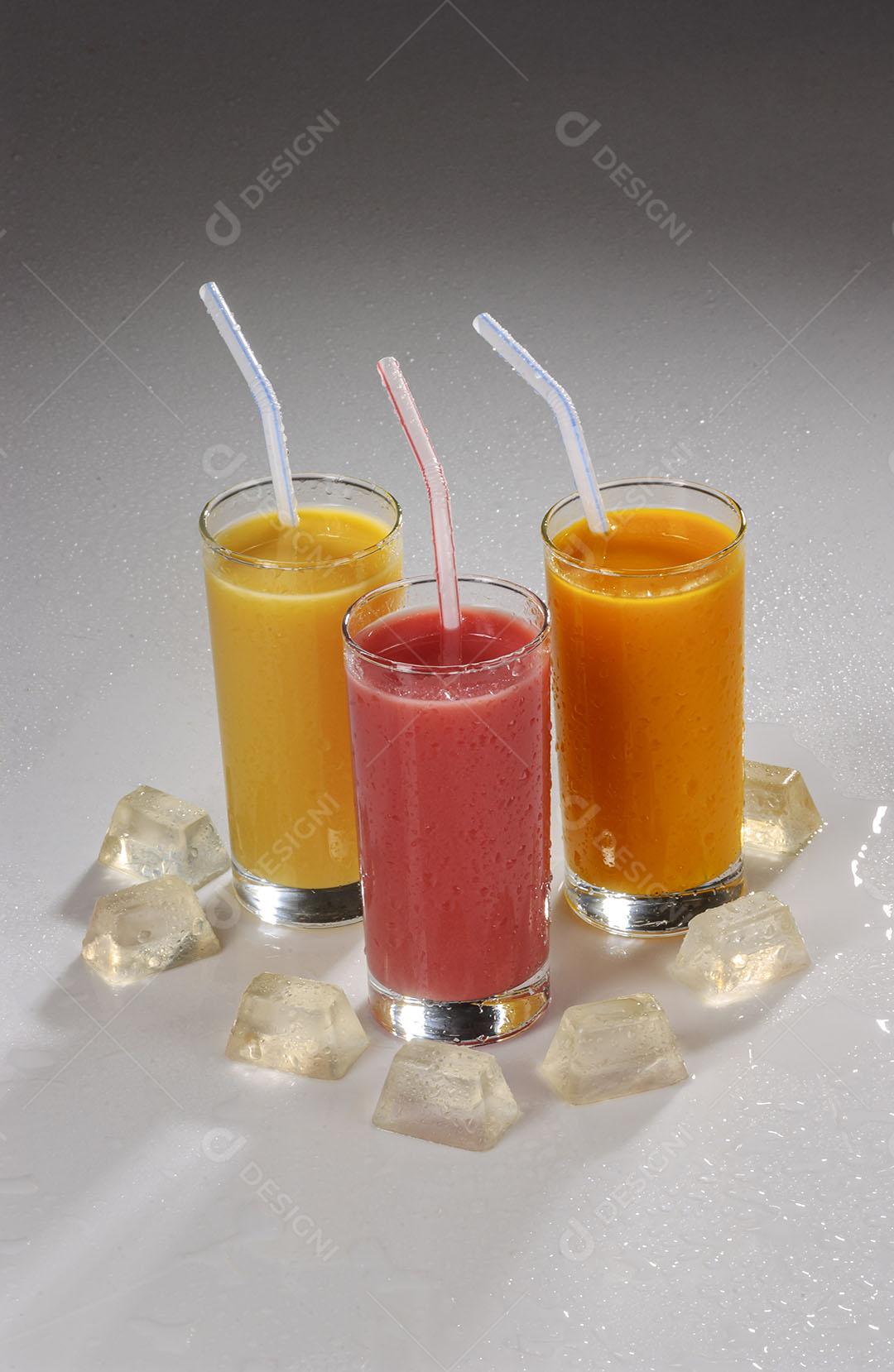 Três Copos De Suco De Fruta Com Canudos Plástico 6 Imagem JPG