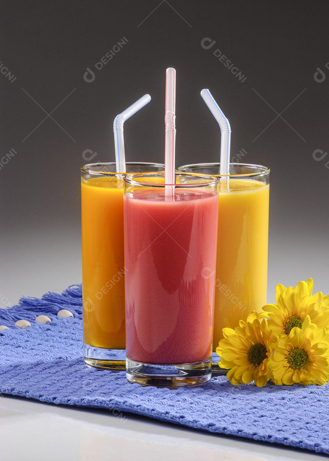 Três Copos De Suco De Fruta Com Canudos Plástico 4 Imagem JPG