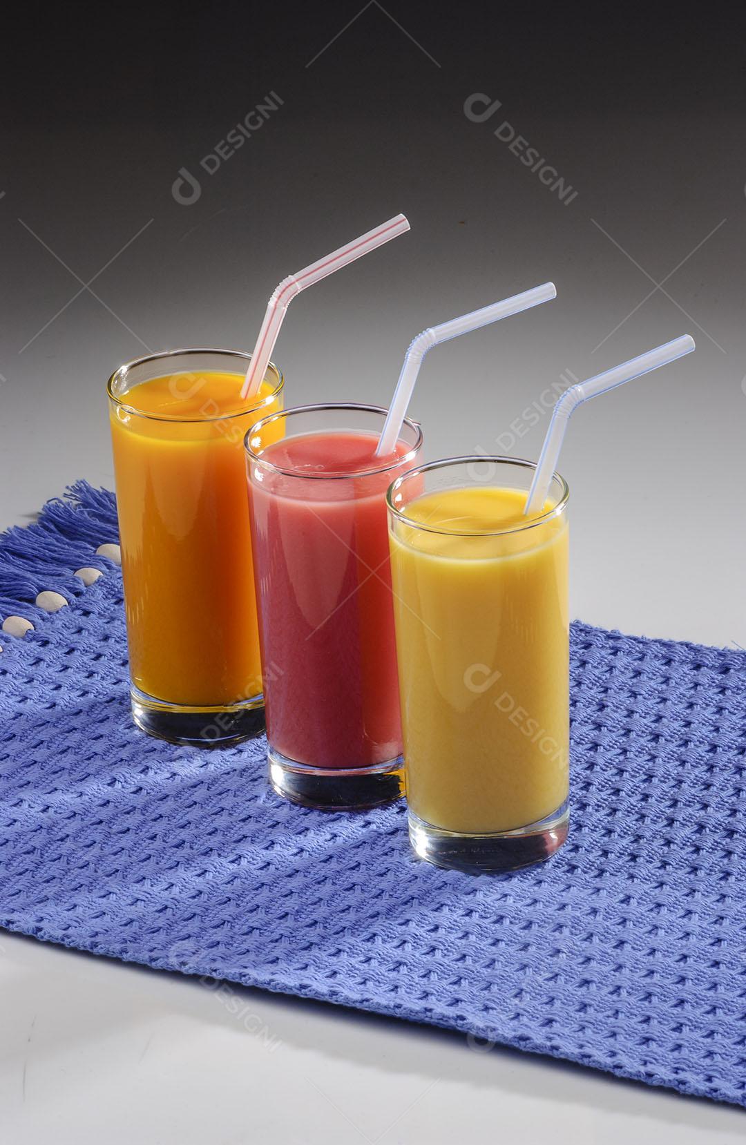 Três Copos De Suco De Fruta Com Canudos Plástico 1 Imagem JPG