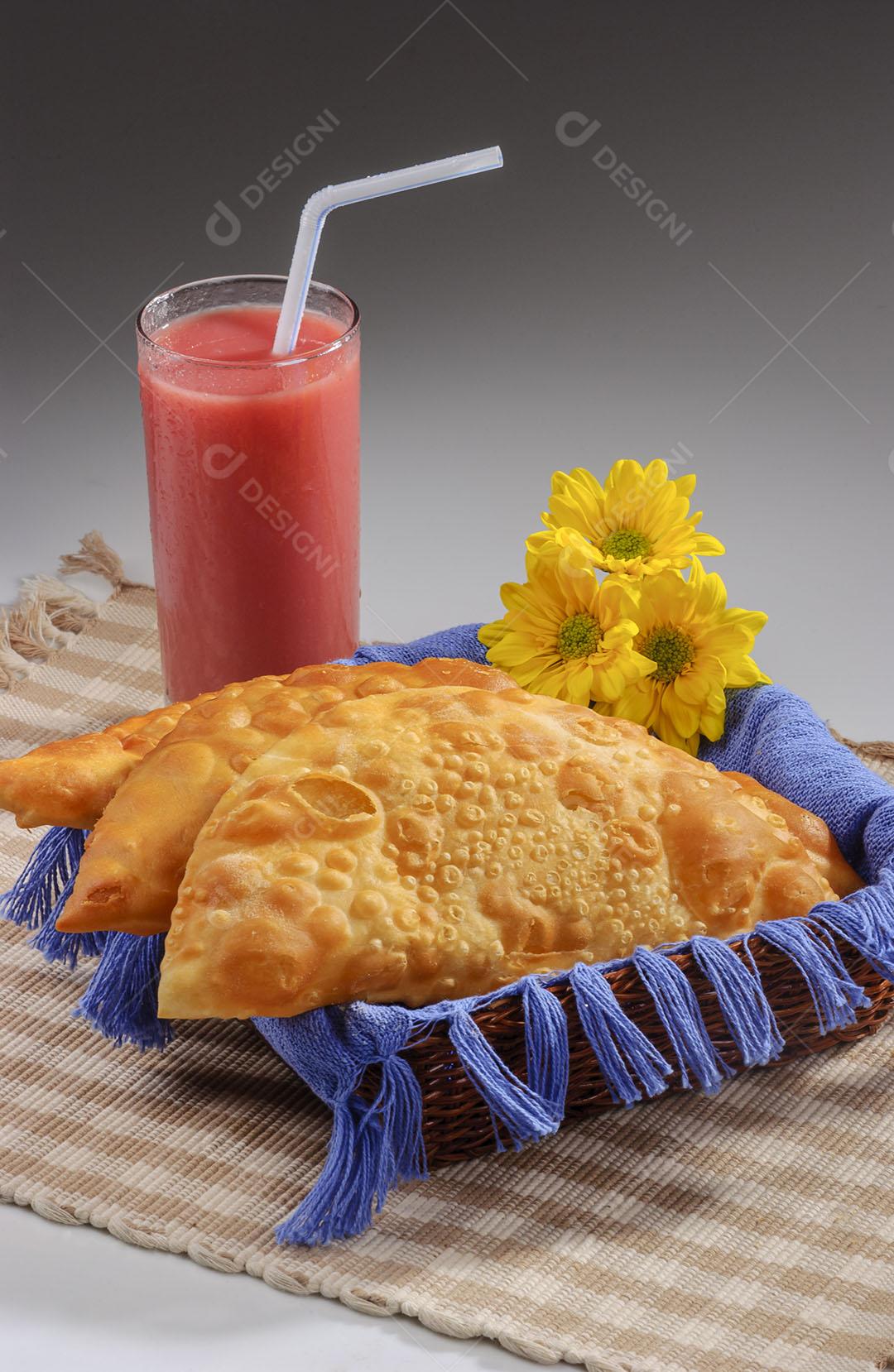 Pastel E Um Copo De Suco De Frutas Com Canudo Plástico 2 Imagem JPG