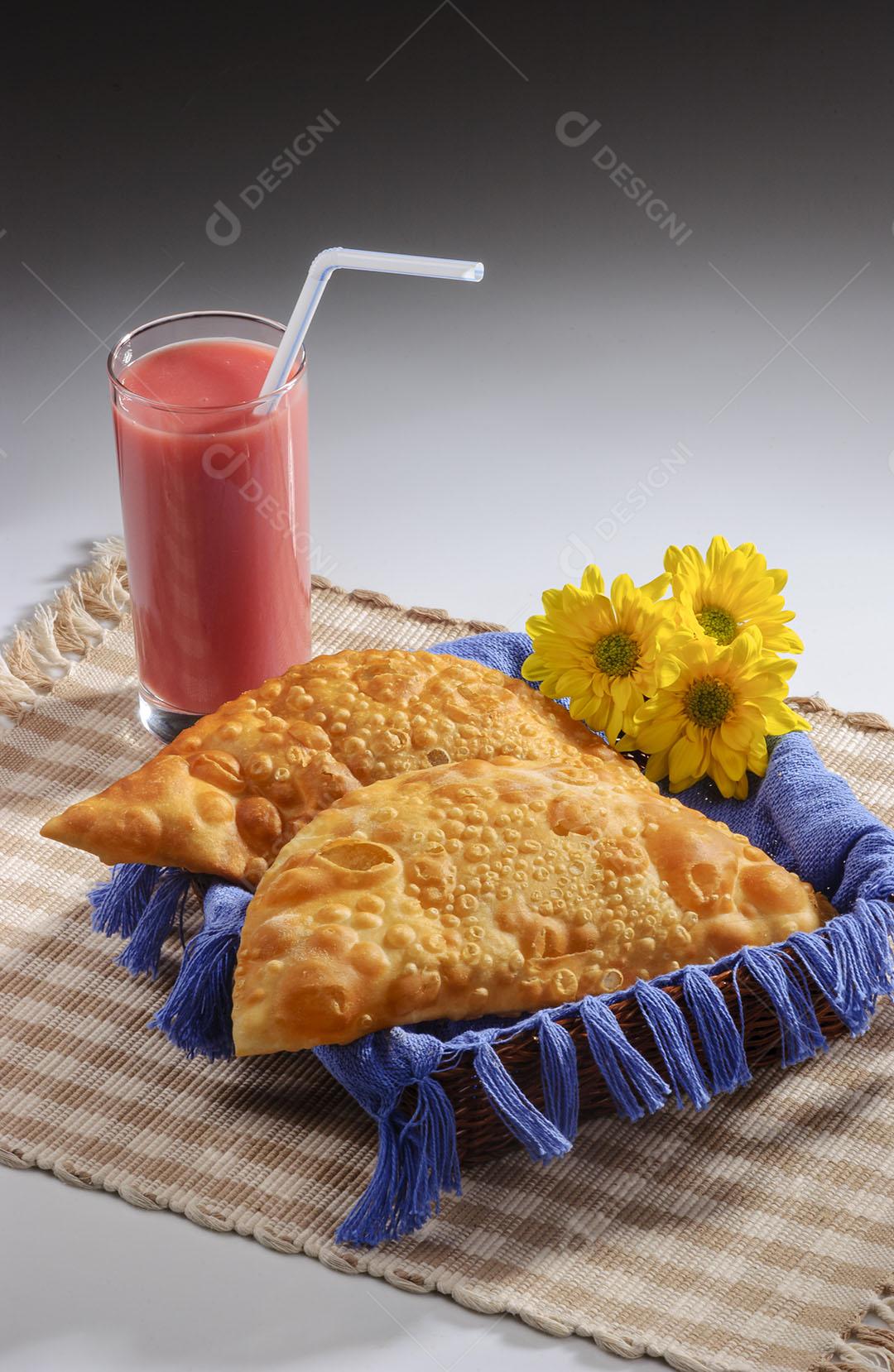 Pastel E Um Copo De Suco De Frutas Com Canudo Plástico 1 Imagem JPG