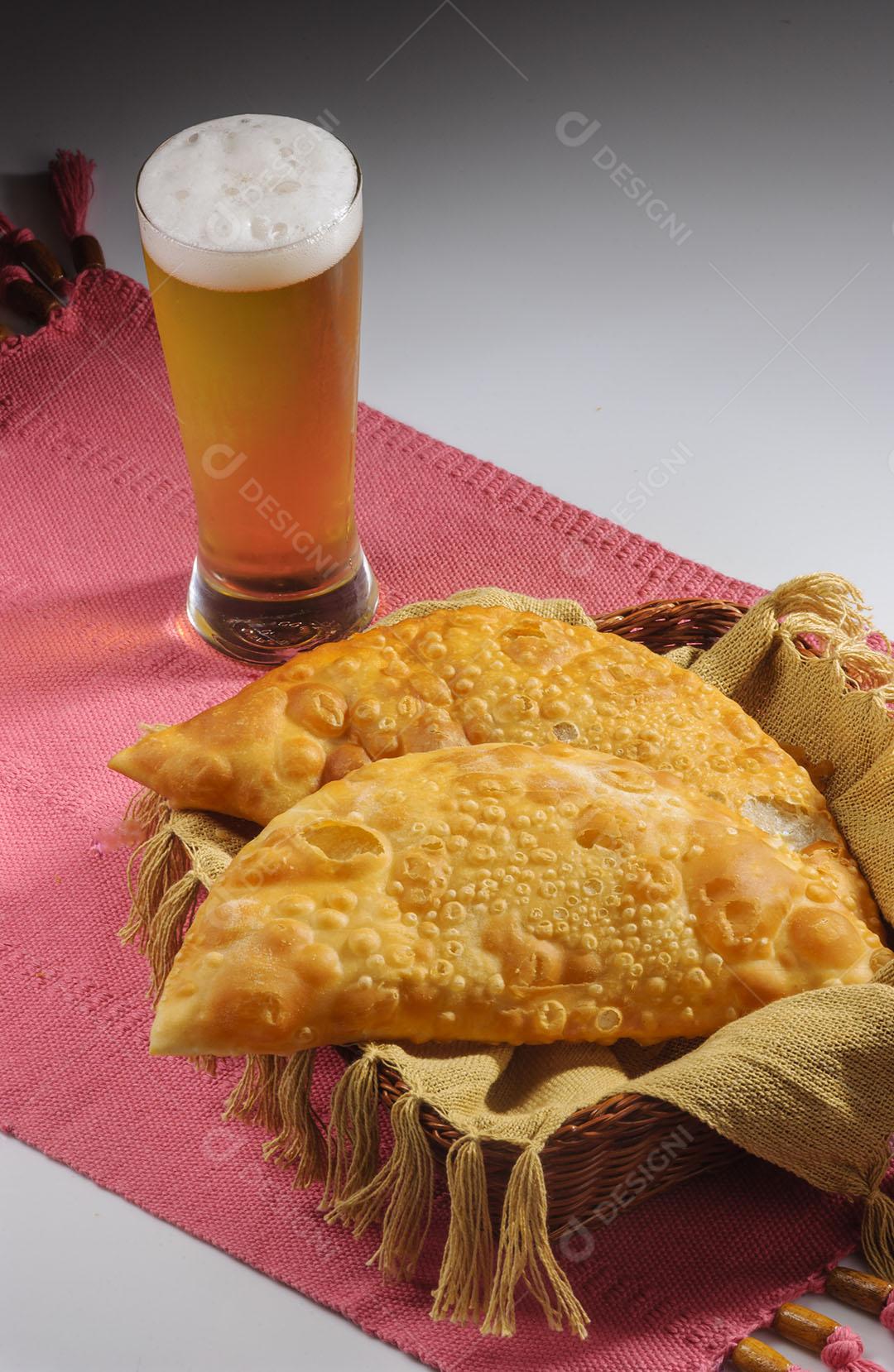 Pastel Em Uma Cesta Com Técido Azul E Cerveja No Copo Imagem JPG