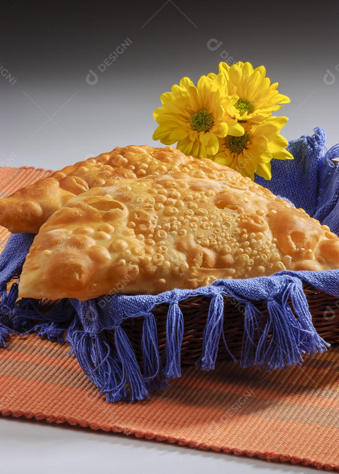 Pastel De Vento Em Uma Cesta Com Técido Azul Imagem JPG