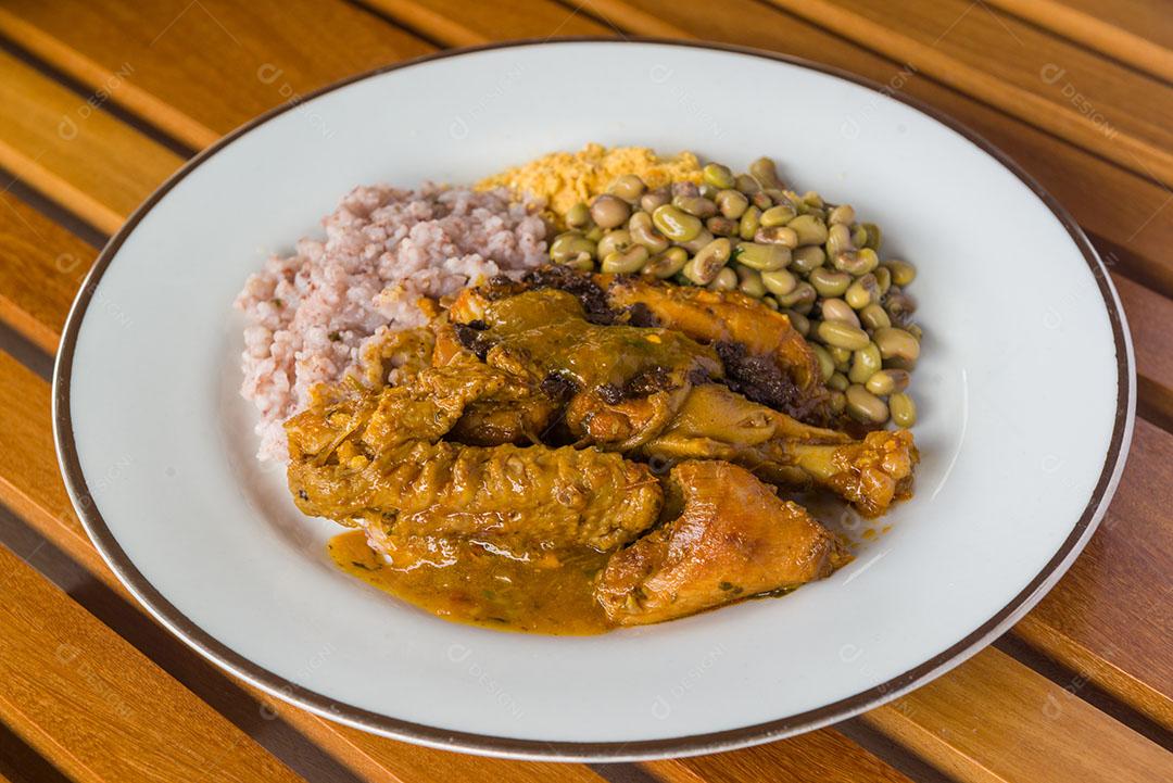 Frango Ao Molho Com Feijão Verde Arroz E Farofa 1 Imagem JPG