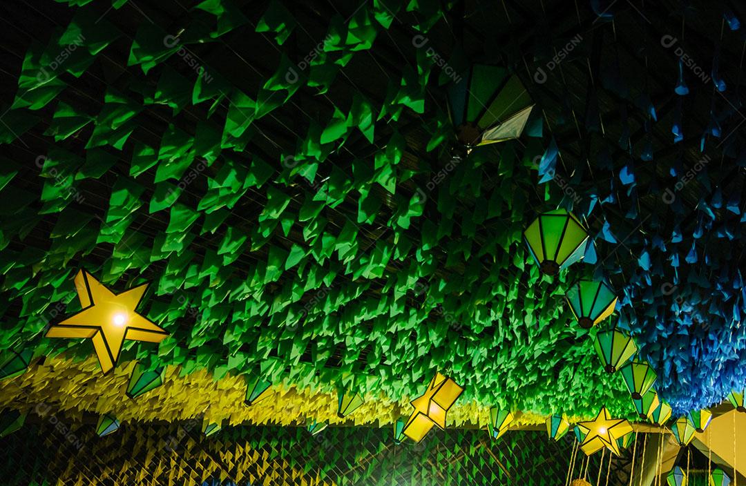 Bandeiras Coloridas E Balão Decorativo Para Festas Juninas 15 Imagem JPG