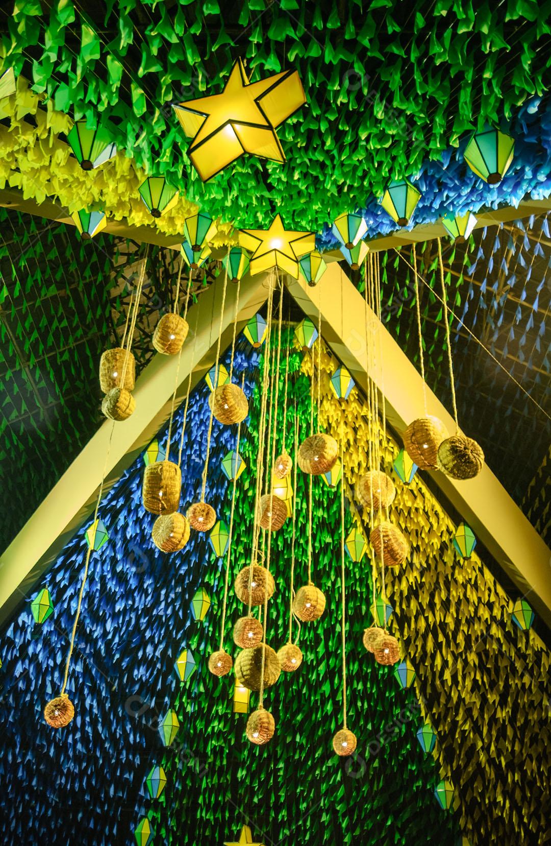 Bandeiras Coloridas E Balão Decorativo Para Festas Juninas 14 Imagem JPG