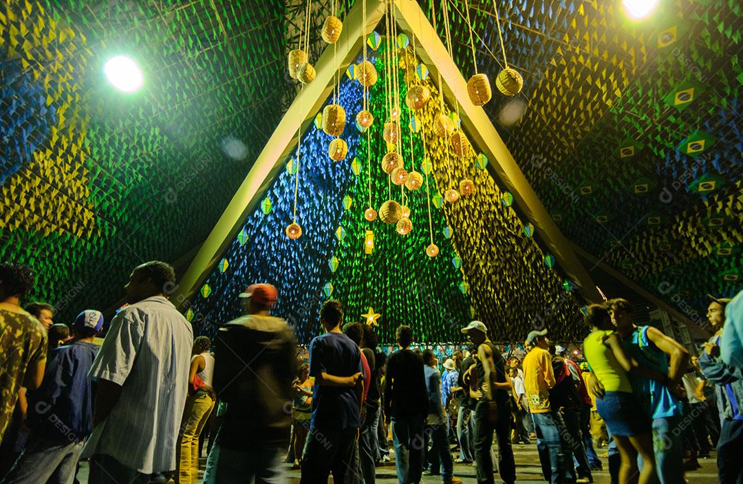 Bandeiras Coloridas E Balão Decorativo Para Festas Juninas 13 Imagem JPG