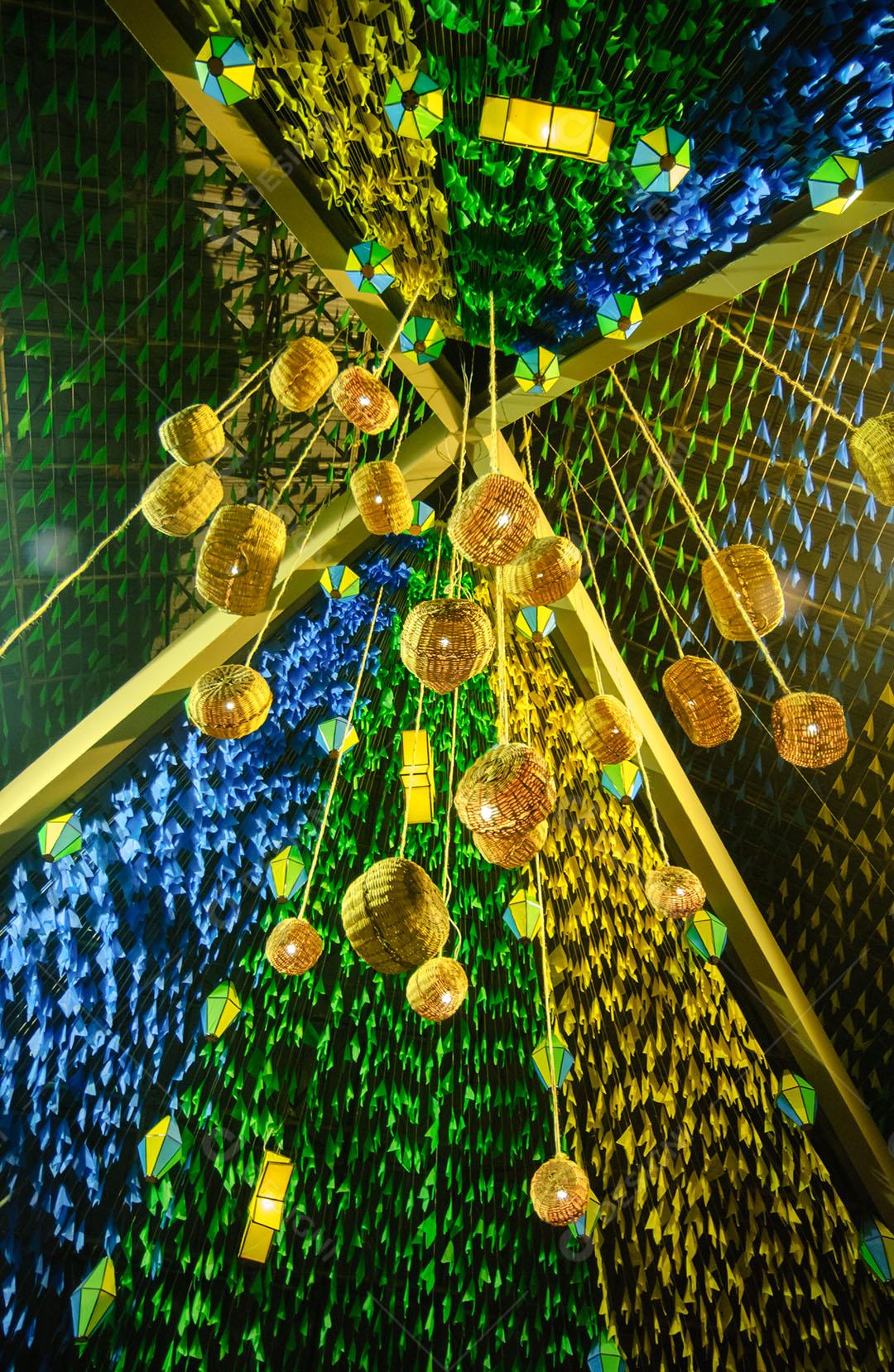 Bandeiras Coloridas E Balão Decorativo Para Festas Juninas 12 Imagem JPG