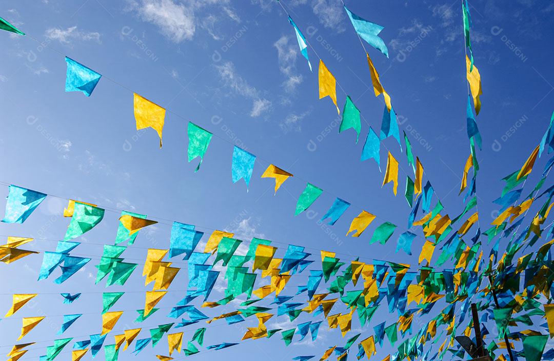 Bandeiras Coloridas E Balão Decorativo Para Festas Juninas 11 Imagem JPG
