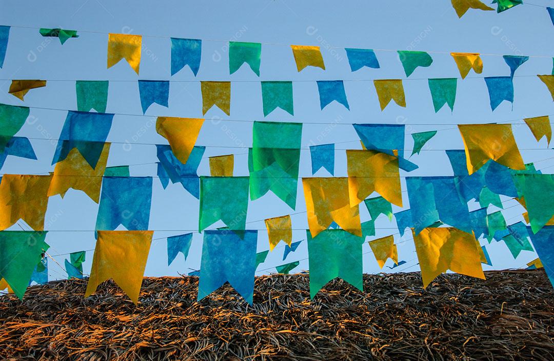 Bandeiras Coloridas E Balão Decorativo Para Festas Juninas 10 Imagem JPG