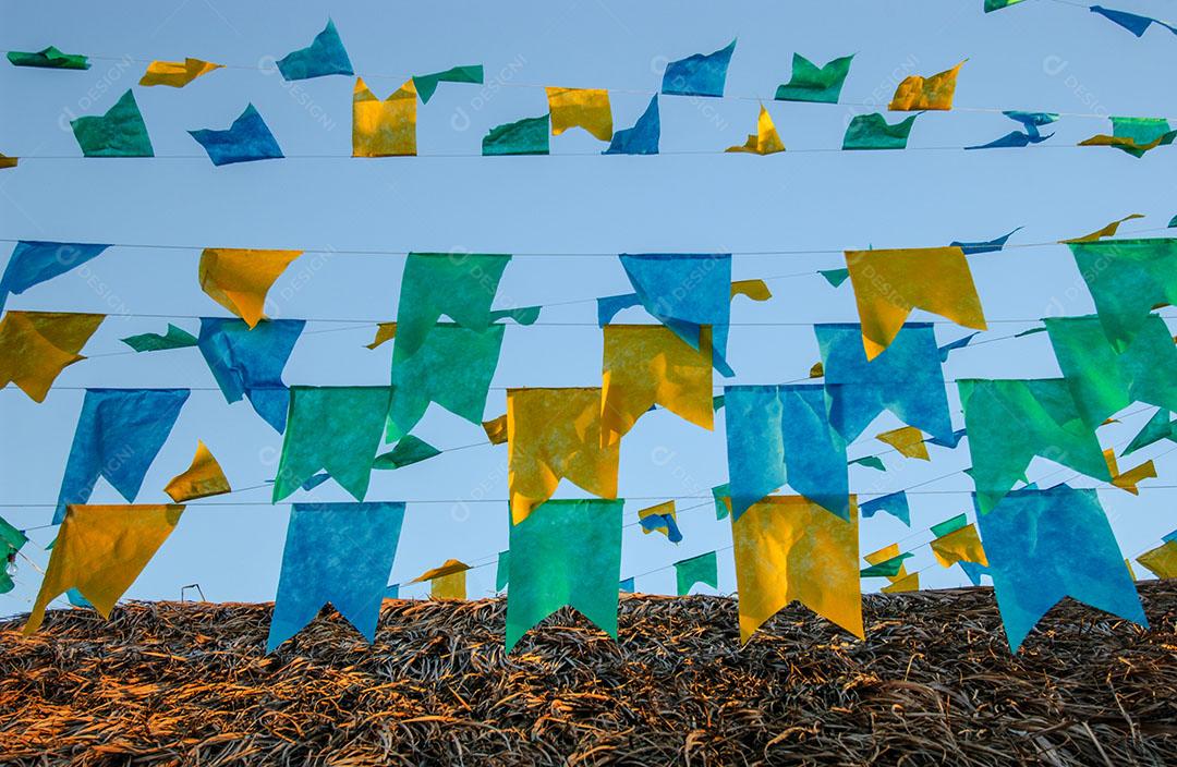 Bandeiras Coloridas E Balão Decorativo Para Festas Juninas 9 Imagem JPG