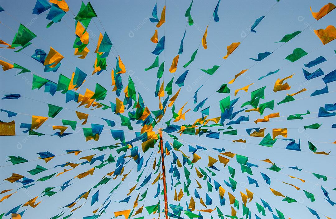 Bandeiras Coloridas E Balão Decorativo Para Festas Juninas 16 Imagem JPG