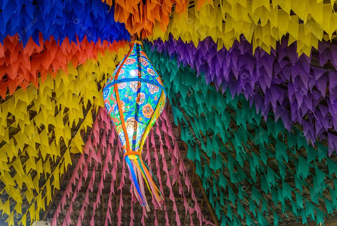 Bandeiras Coloridas E Balão Decorativo Para Festas Juninas 6 Imagem JPG