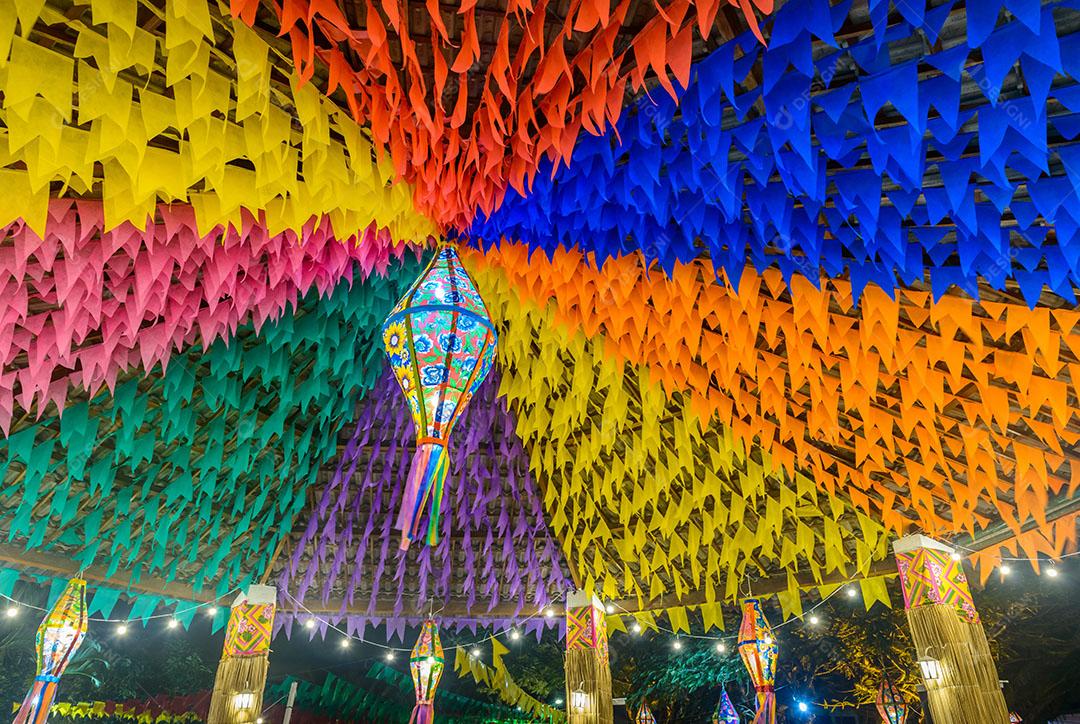 Bandeiras Coloridas E Balão Decorativo Para Festas Juninas 3 Imagem JPG