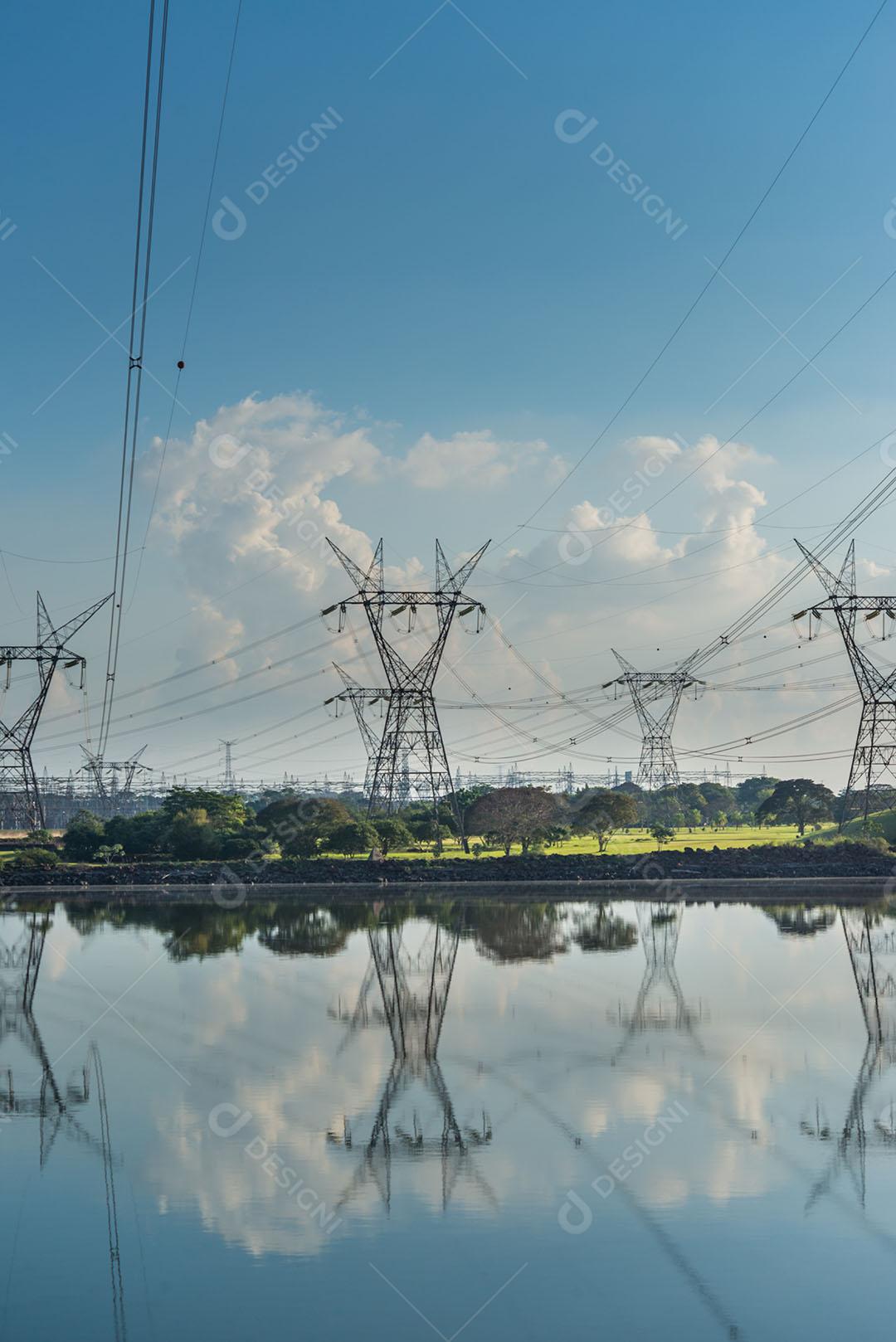 Torre De Rede Elétrica No Lago Da Barragem De Itaipu 2 Imagem JPG