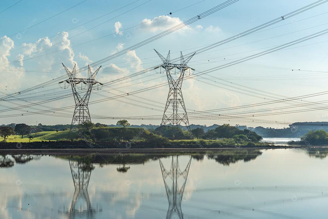 Torre De Rede Elétrica No Lago Da Barragem De Itaipu 1 Imagem JPG