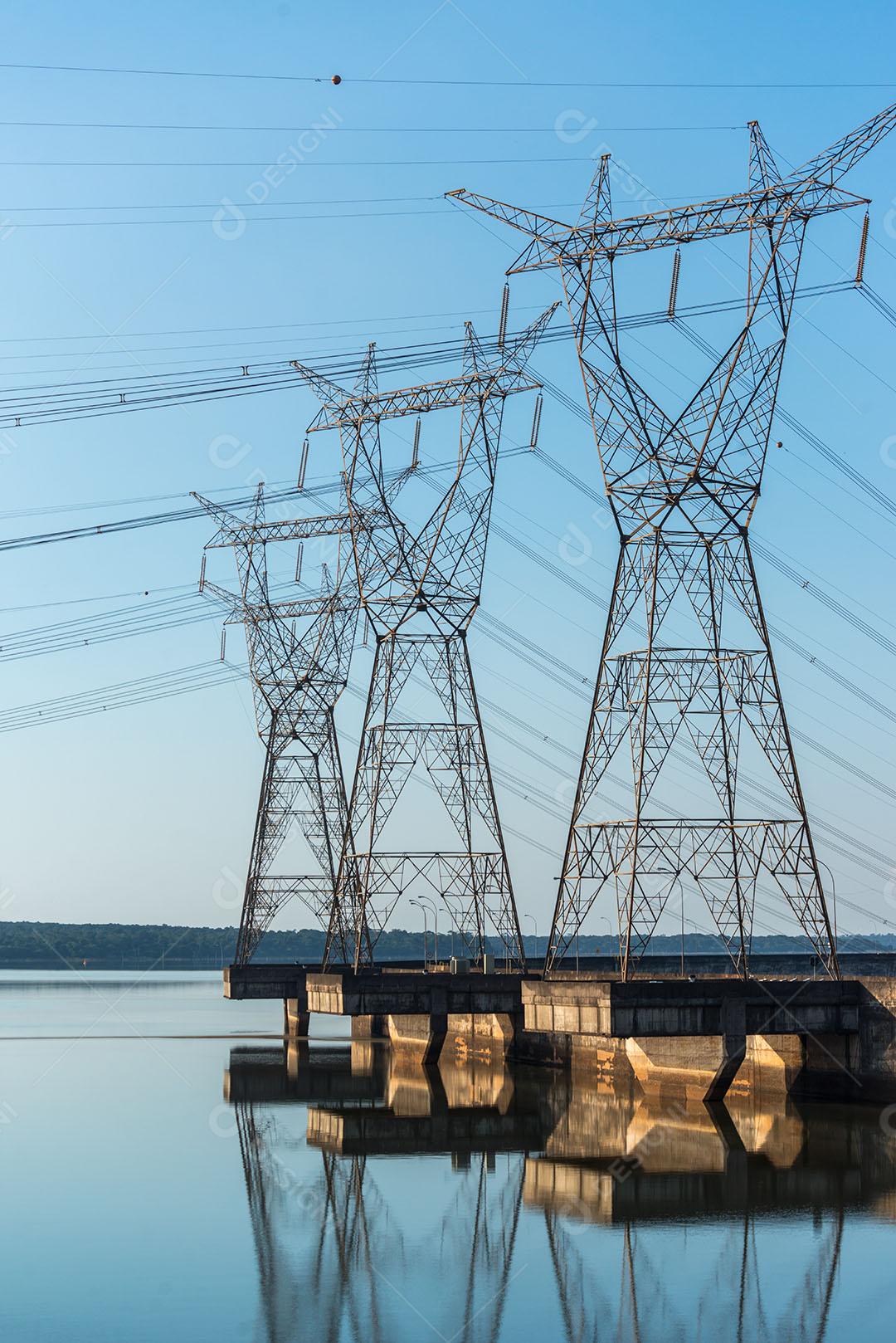 Torre De Rede Elétrica No Lago Da Barragem De Itaipu Imagem JPG