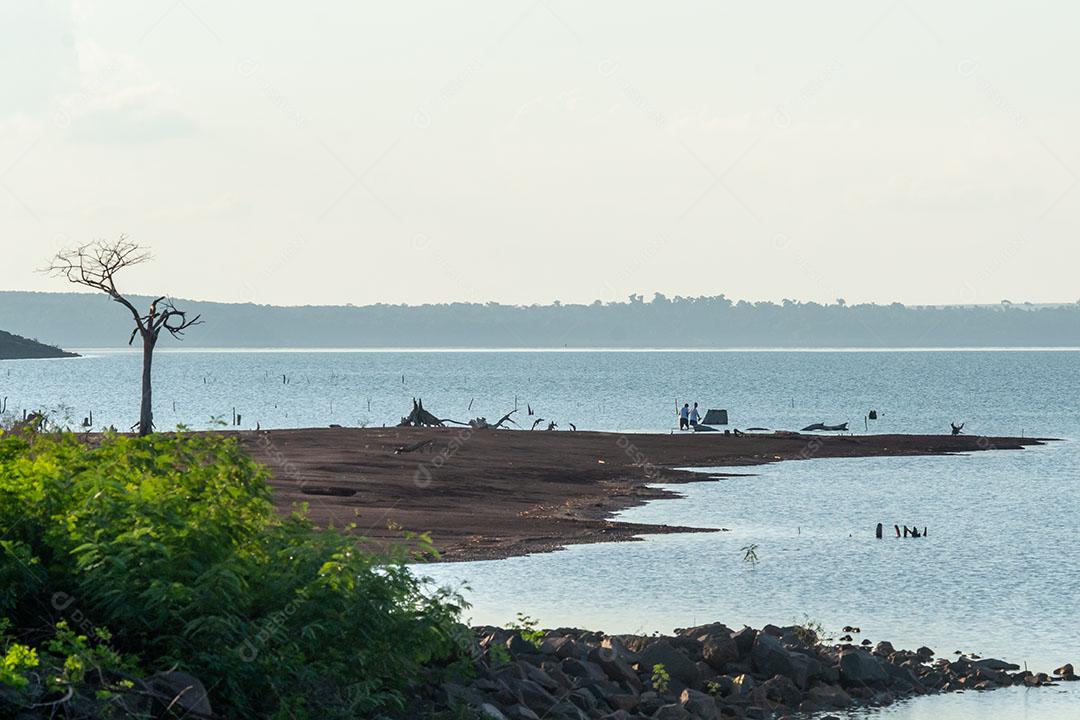 Lago Da Barragem De Itaipu Na Estação Seca E Árvores Imagem JPG