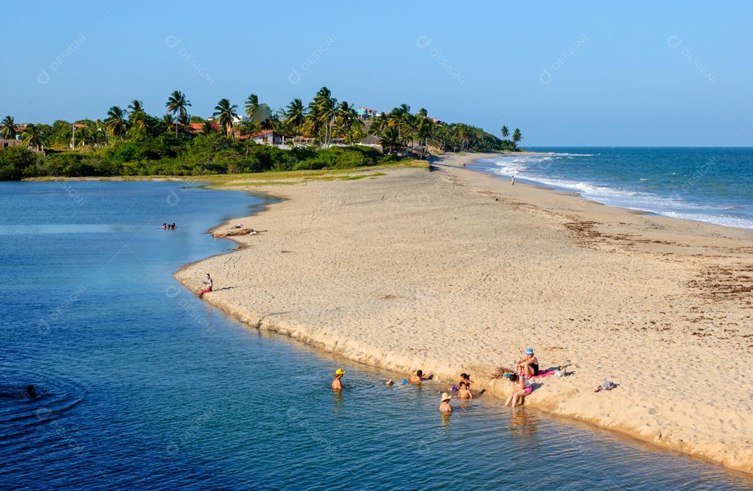 Pessoas na Praia de Tabatinga Conde João Pessoa Paraíba Brasil Imagem JPG