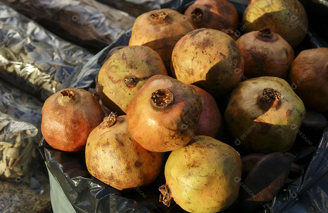 Romã à Venda na Feira Fruto Alimento Natural Imagem JPG