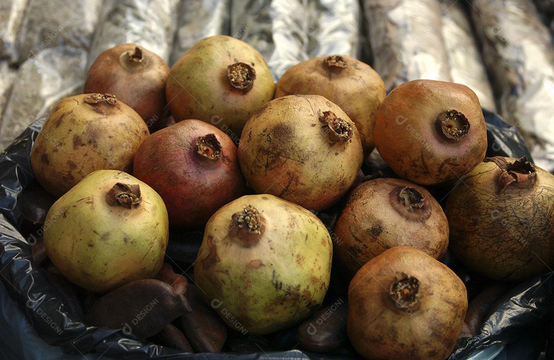 Romã à Venda na Feira Fruto Alimento Natural Imagem JPG