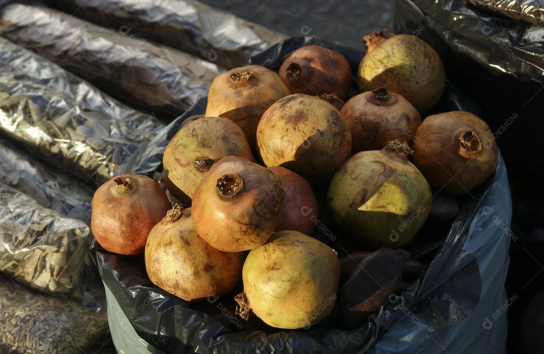 Romã à Venda na Feira Fruto Alimento Natural Imagem JPG