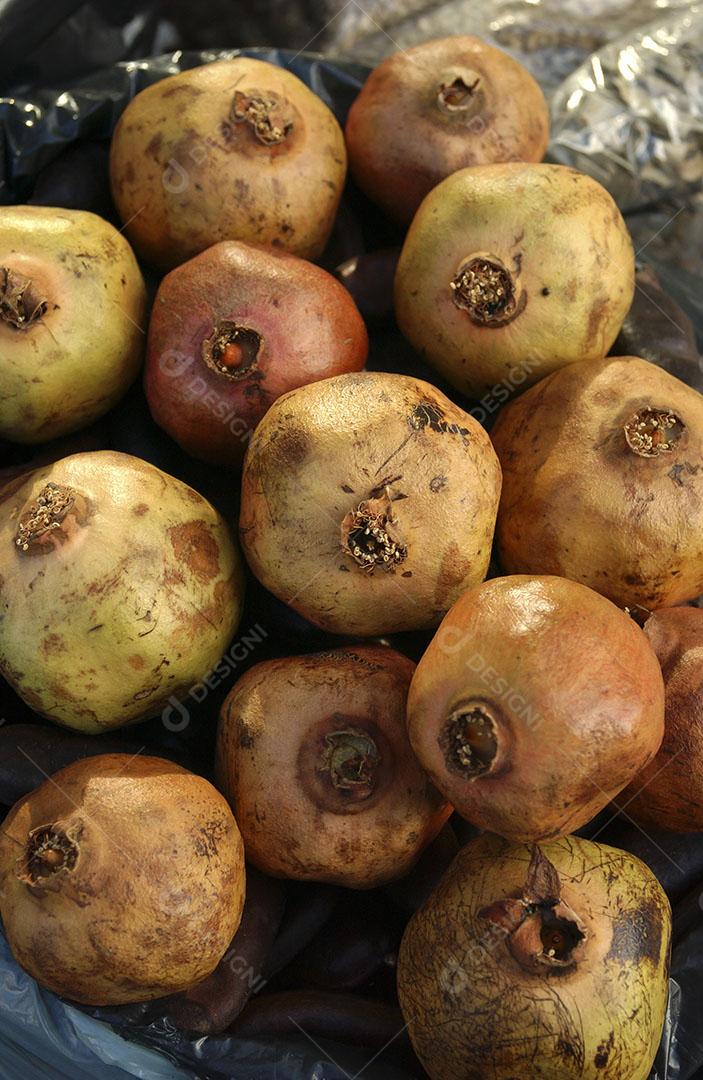Romã à Venda na Feira Fruto Alimento Natural Imagem JPG