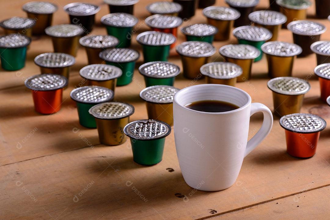 Xícara Café Rodeada Cápsulas de Café Usadas na Mesa Madeira Imagem JPG