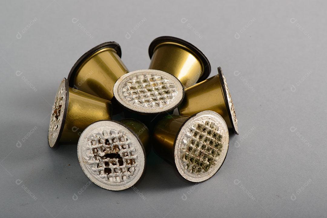 Xícara Café Rodeada Cápsulas de Café Usadas na Mesa Madeira Imagem JPG