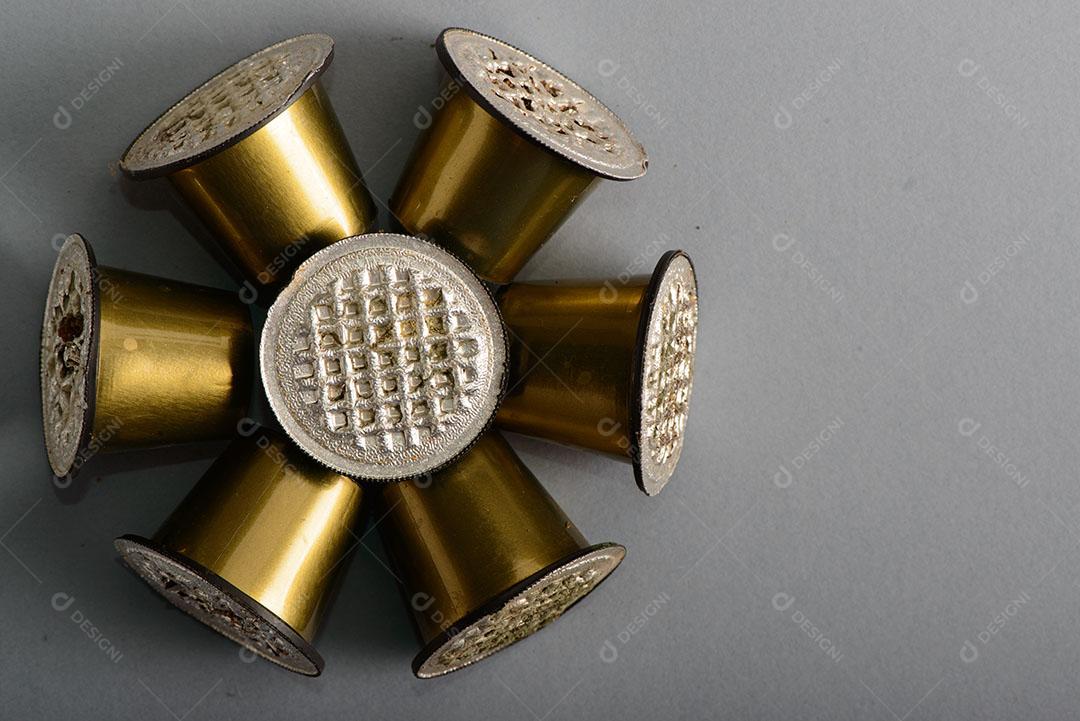 Xícara Café Rodeada Cápsulas de Café Usadas na Mesa Madeira Imagem JPG