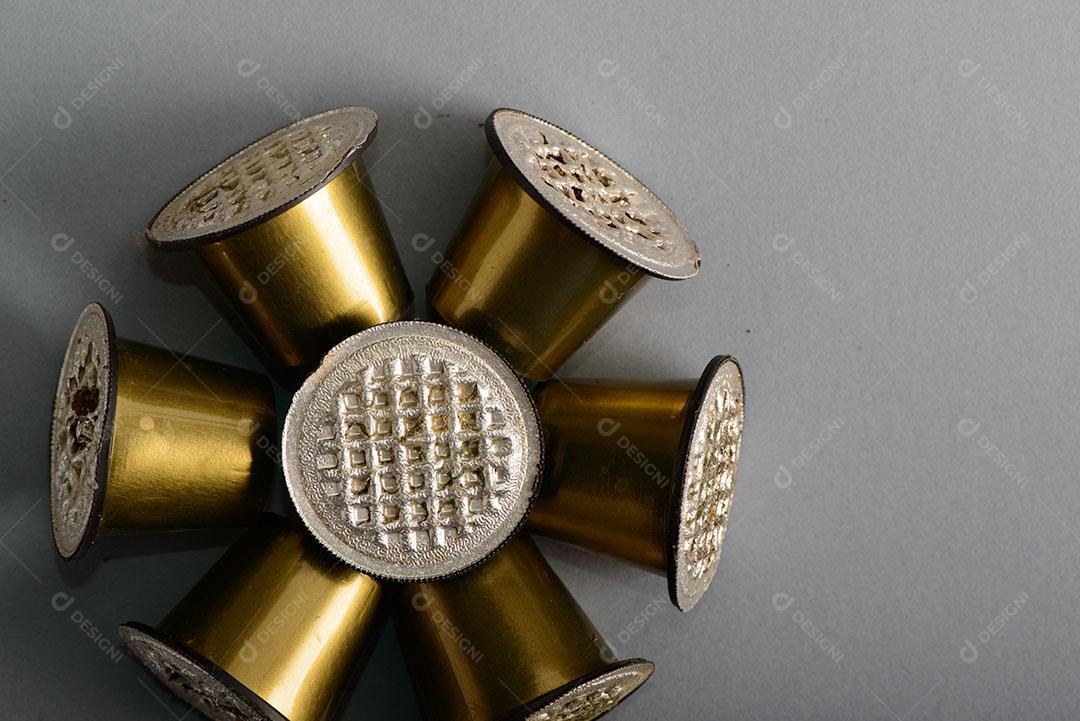 Xícara Café Rodeada Cápsulas de Café Usadas na Mesa Madeira Imagem JPG